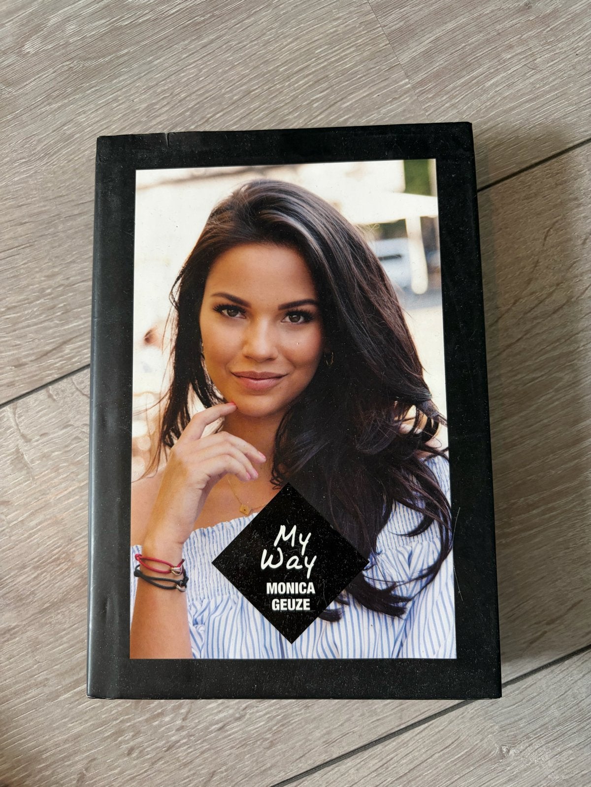 My Way - Monica Geuze (Boek), Ophalen of Verzenden, Zo goed als nieuw, Film, Tv en Media