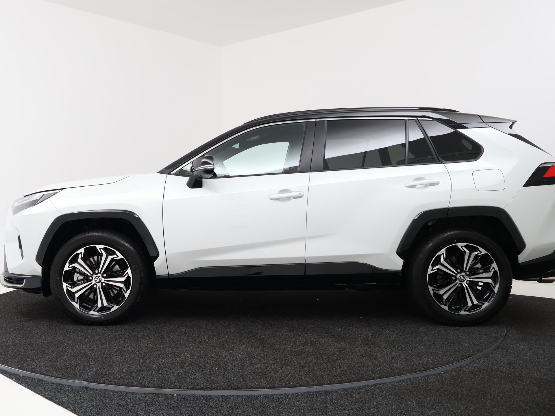 Foto 3 van Toyota RAV4 2.5 Plug-in Hybrid AWD Bi-Tone Plus | Navigatie