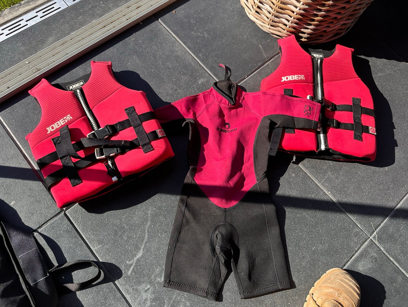 2x jobe zwemvesten, kids en 1 wetsuit, Ophalen of Verzenden, Zo goed als nieuw, Kind, Wetsuit