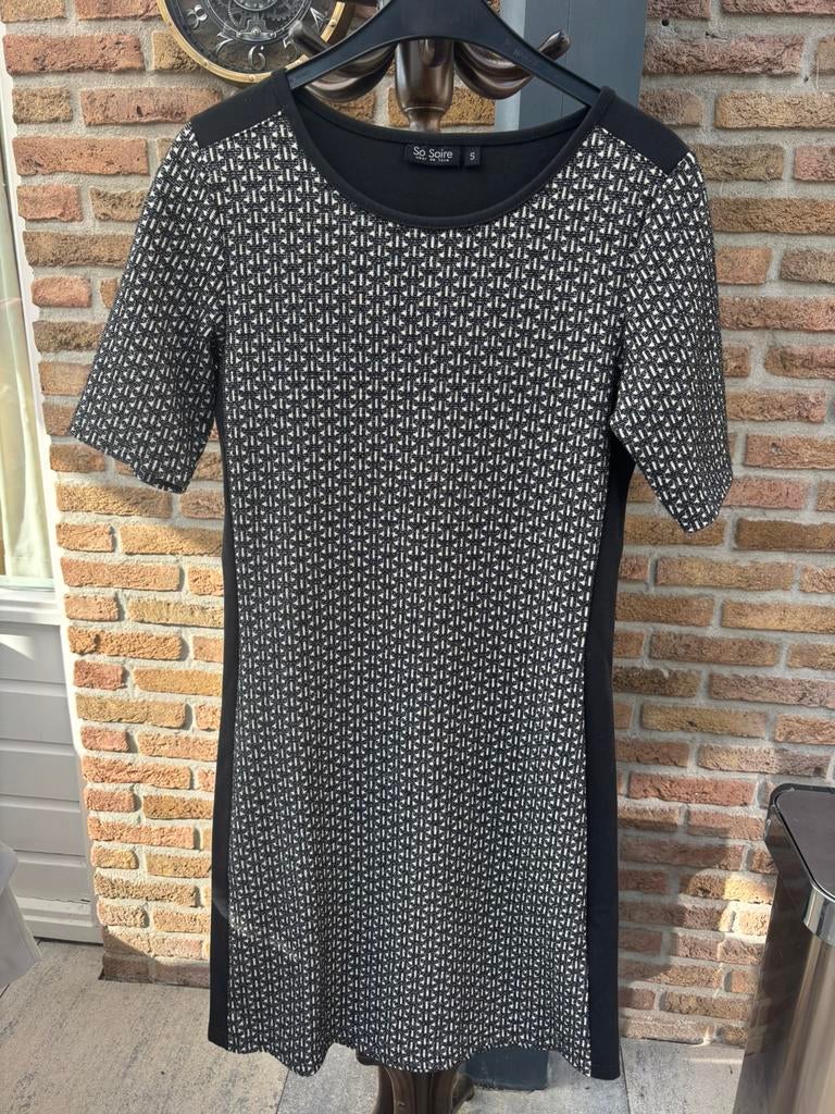 Nette jurk So Soire maat S, Zwart, Ophalen of Verzenden, Zo goed als nieuw, Knielengte