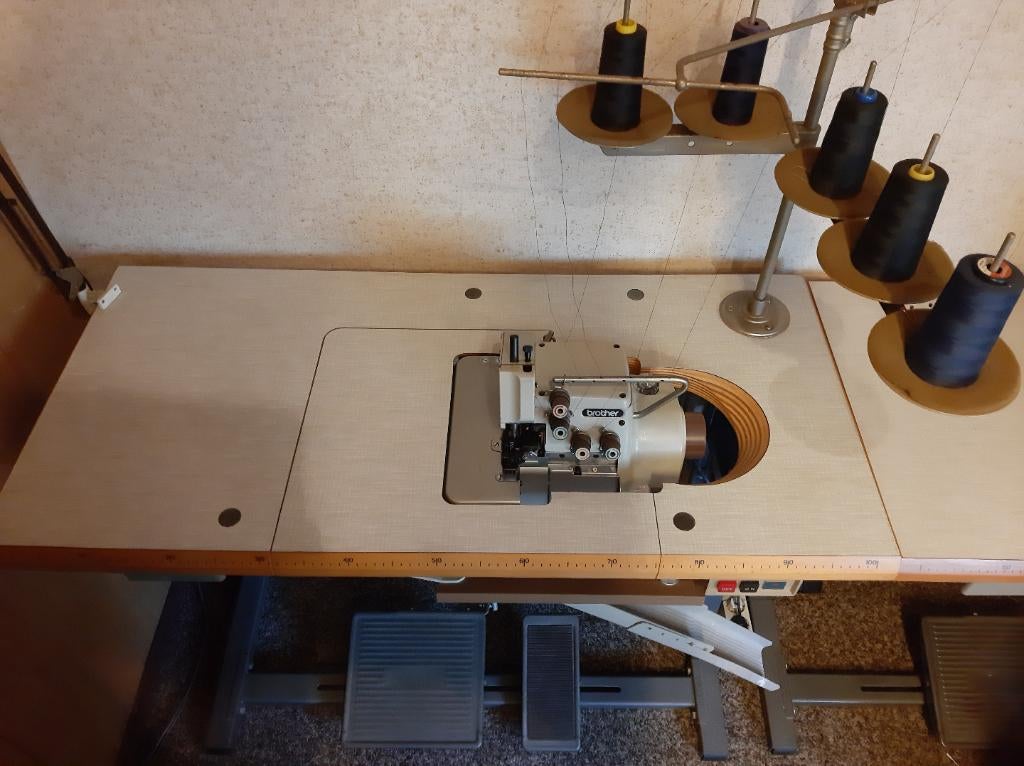 Brother MA4-B581 industrie Lockmachine, 5 draads, 2 naalds, Hobby en Vrije tijd, Naaimachines en Toebehoren, Ophalen, Gebruikt