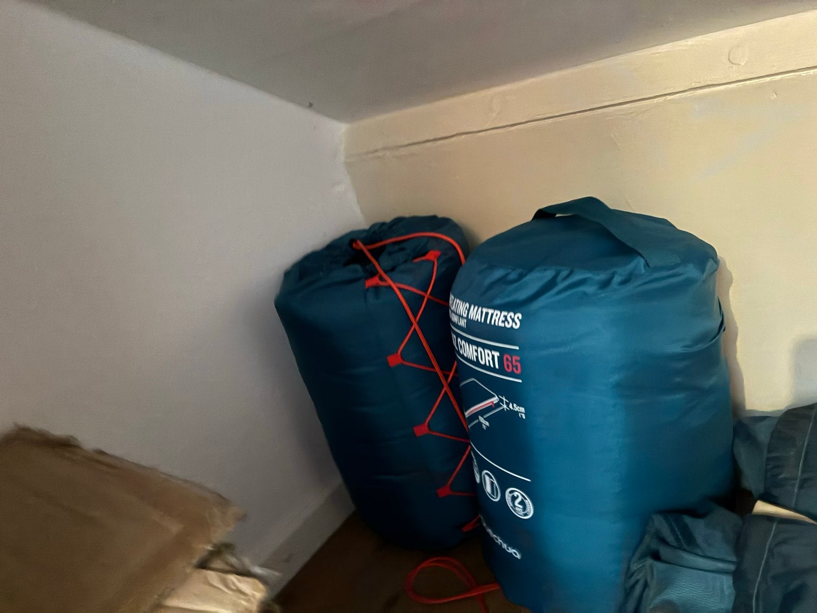 2x Quechua Arpenaz Comfort 65 Zelfopblaasbaar Matras, Ophalen, Ingebouwde pomp, Zo goed als nieuw, 1-persoons