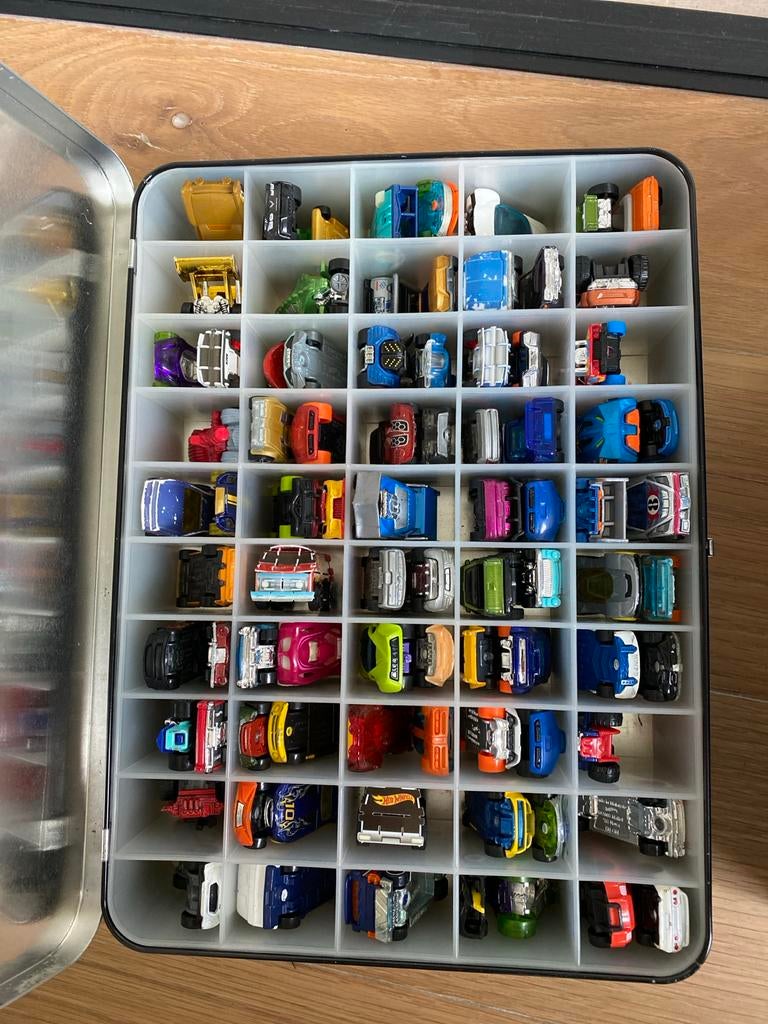Hot Wheels verzameling met opbergkoffer en racebaan, Ophalen, Gebruikt