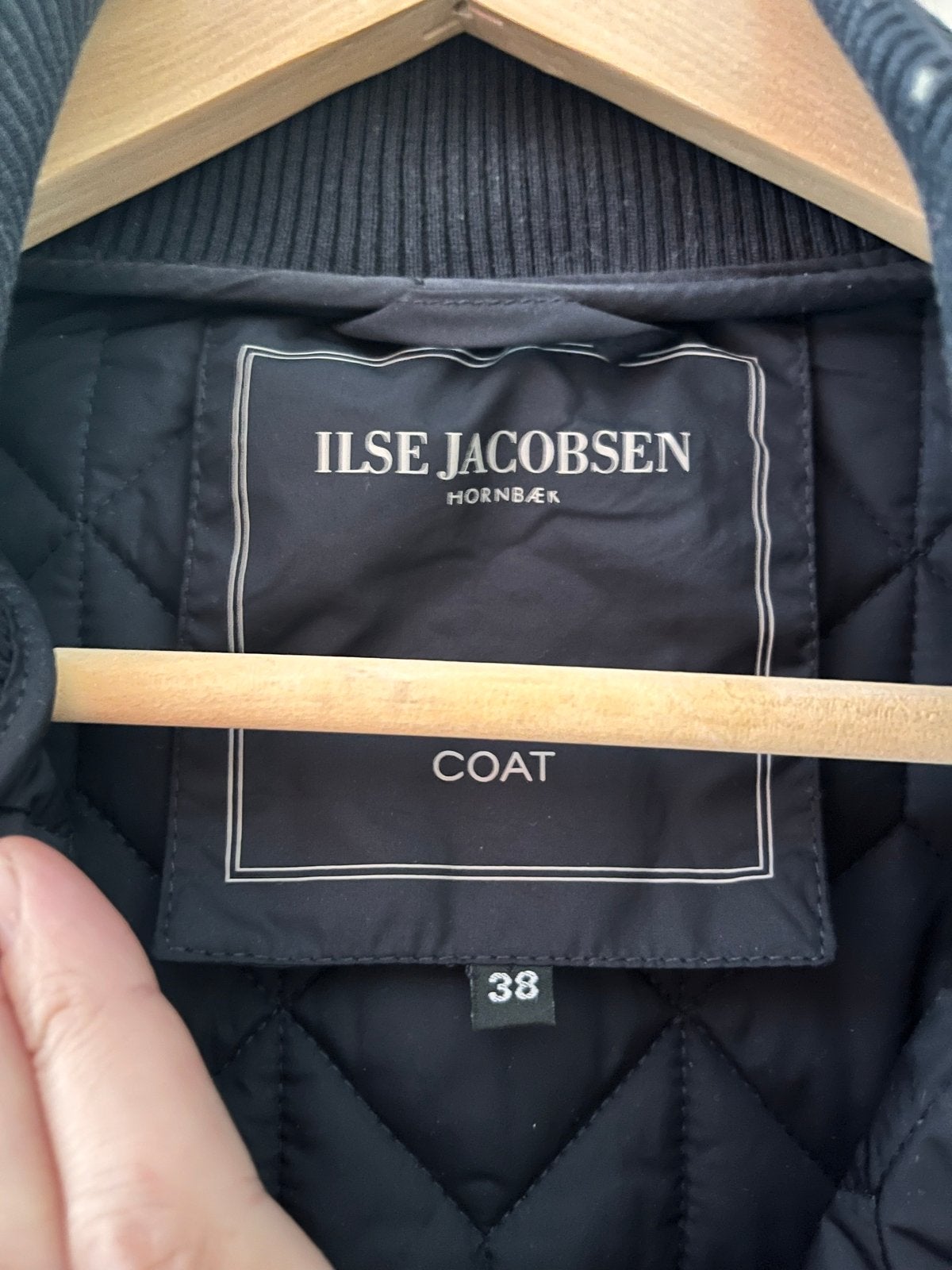 Ilse Jacobsen Gewatteerde Jas - Maat 38, Ophalen of Verzenden, Zo goed als nieuw, Maat 38/40 (M), Zwart