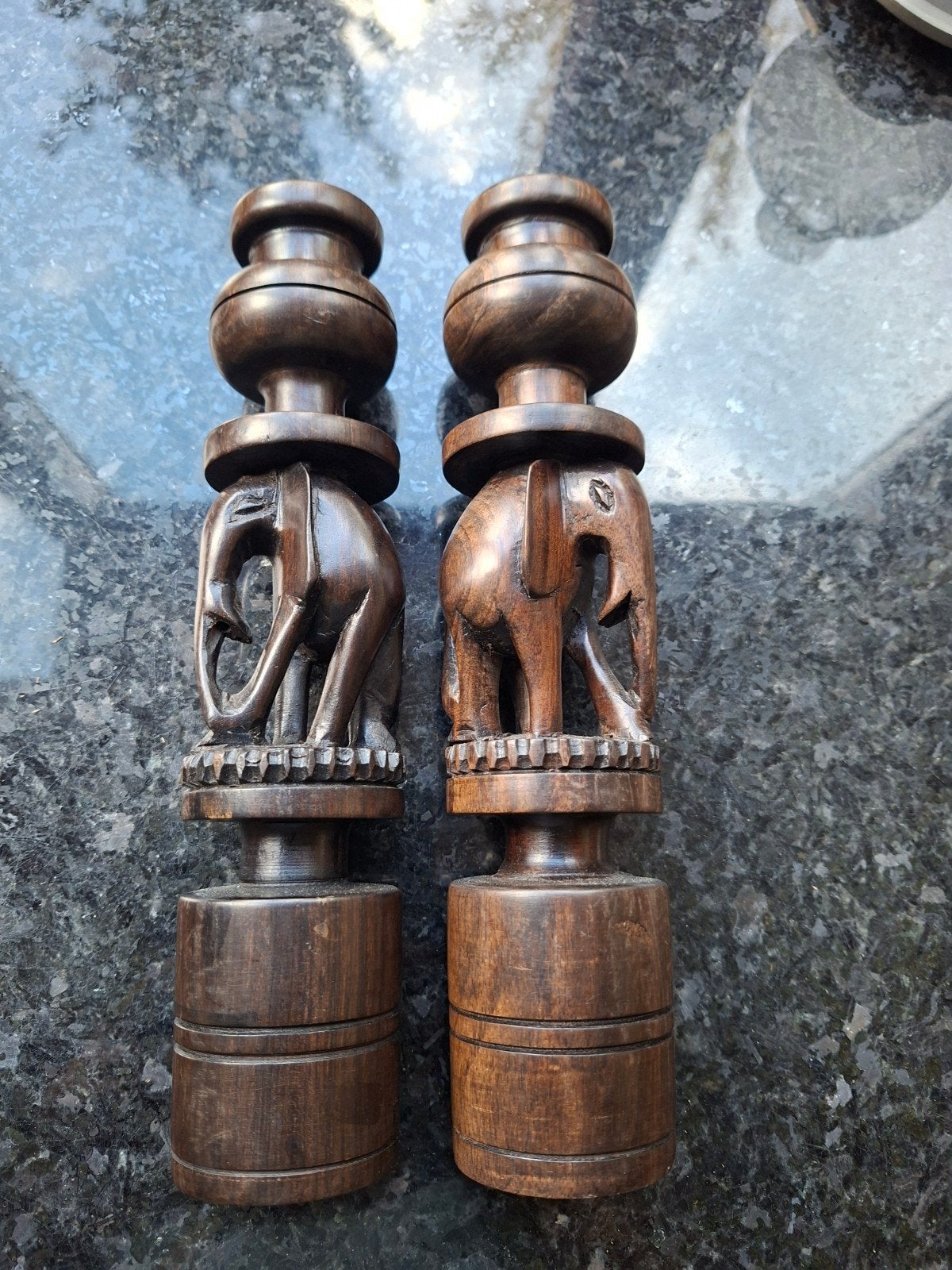 Set van 2 handgesneden houten olifanten beelden, 24cm, Antiek en Kunst, Ophalen of Verzenden, 20 - 50 cm, Beeld, Hout