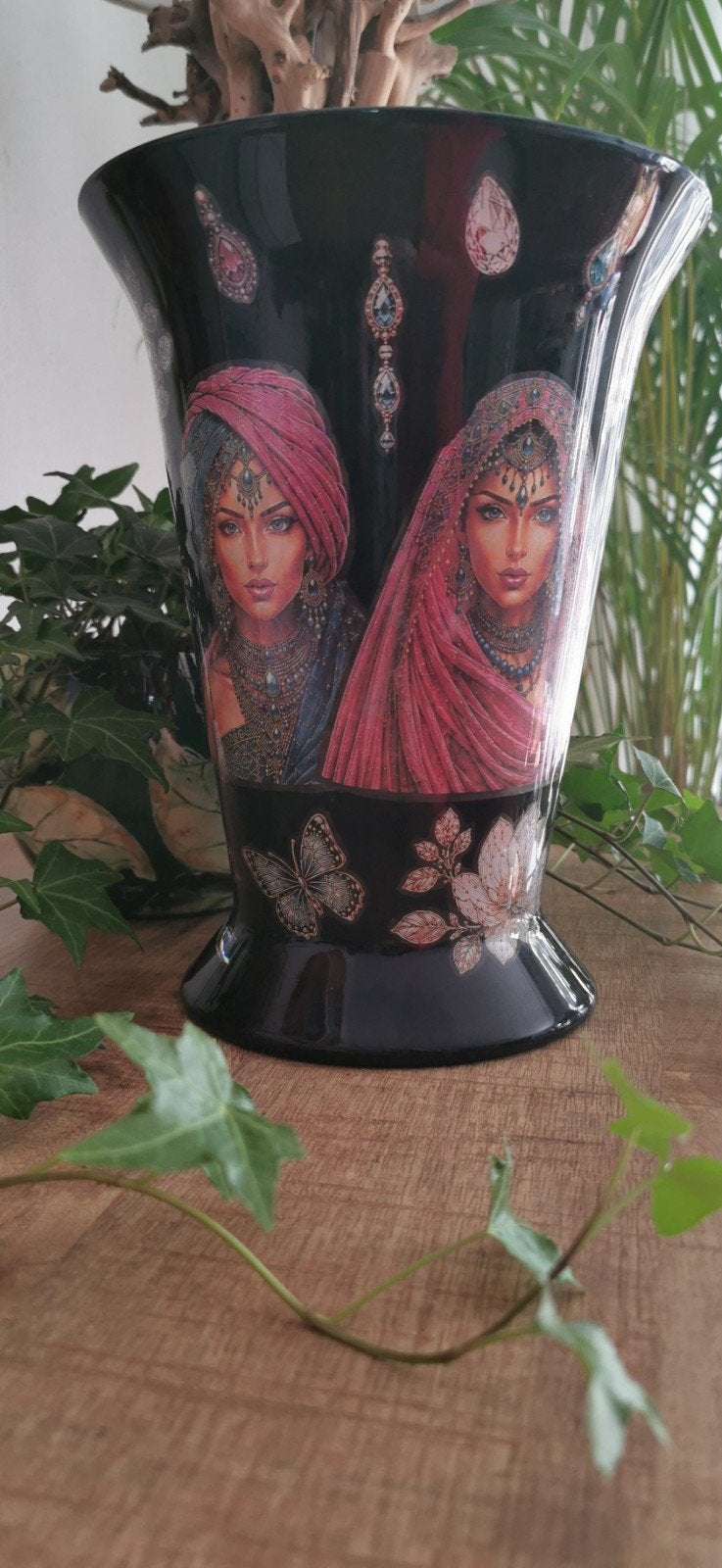 Unieke vaas met pauw en Indiase vrouwen (reverse decoupage), Huis en Inrichting, Woonaccessoires | Vazen, Ophalen