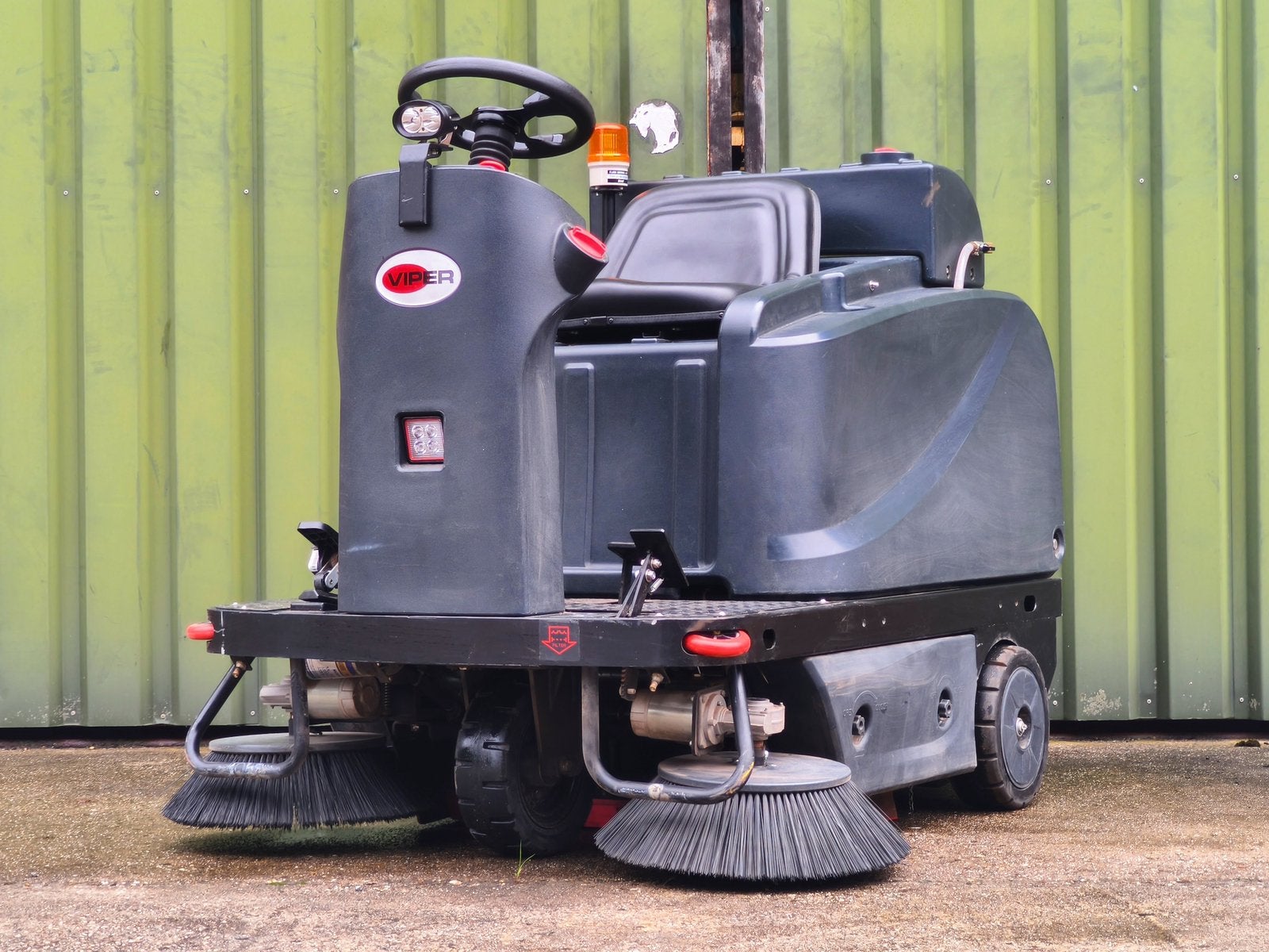 NILFISK VIPER ROS 1300 VEEGMACHINE 121 UUR Z.G.A.N., Ophalen, Zo goed als nieuw