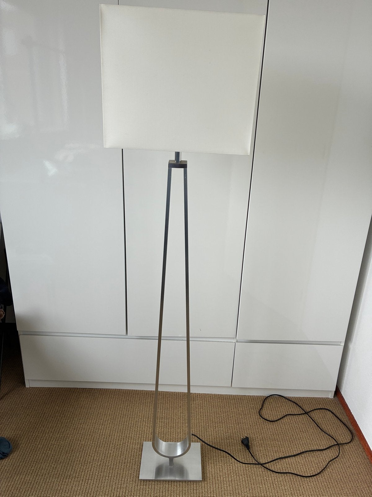 Moderne staande lamp met witte kap, Huis en Inrichting, Ophalen, E27 (groot), Zo goed als nieuw, Metaal