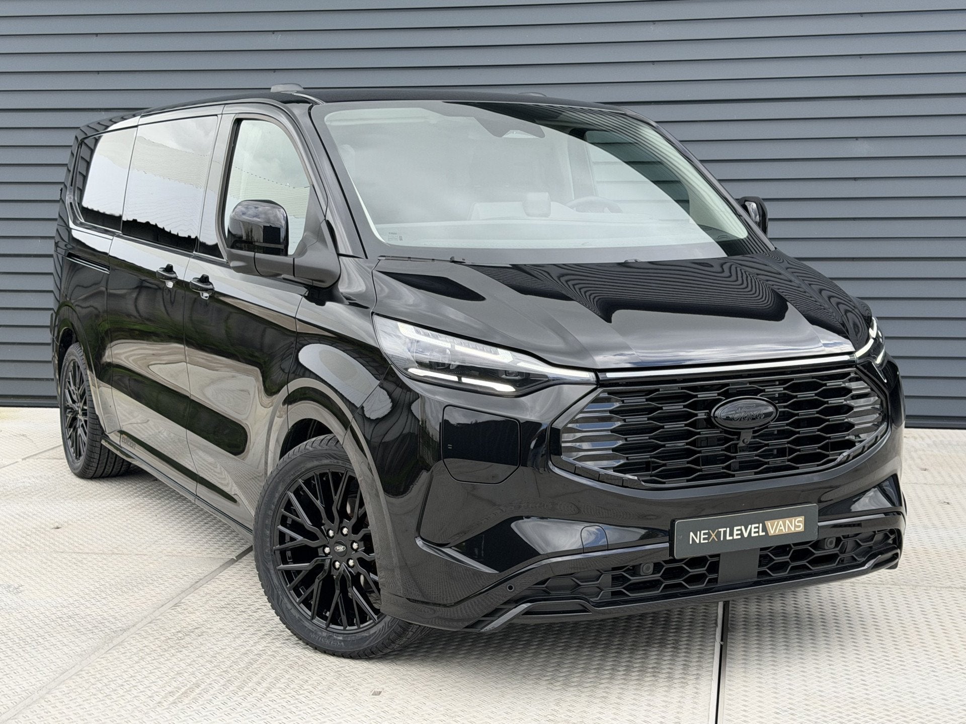 Ford E-Transit Cust. 320 L2H1 Sport 71 kWh DC | Next Level E, Auto's, Automaat, Achterwielaandrijving, Gebruikt, Zwart