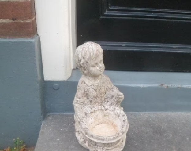 Zwaar tuinbeeld bloempot plantenbakje 29 cm hoog, Tuin en Terras, Tuinbeelden, Ophalen of Verzenden, Gebruikt, Steen, Mensenbeeld