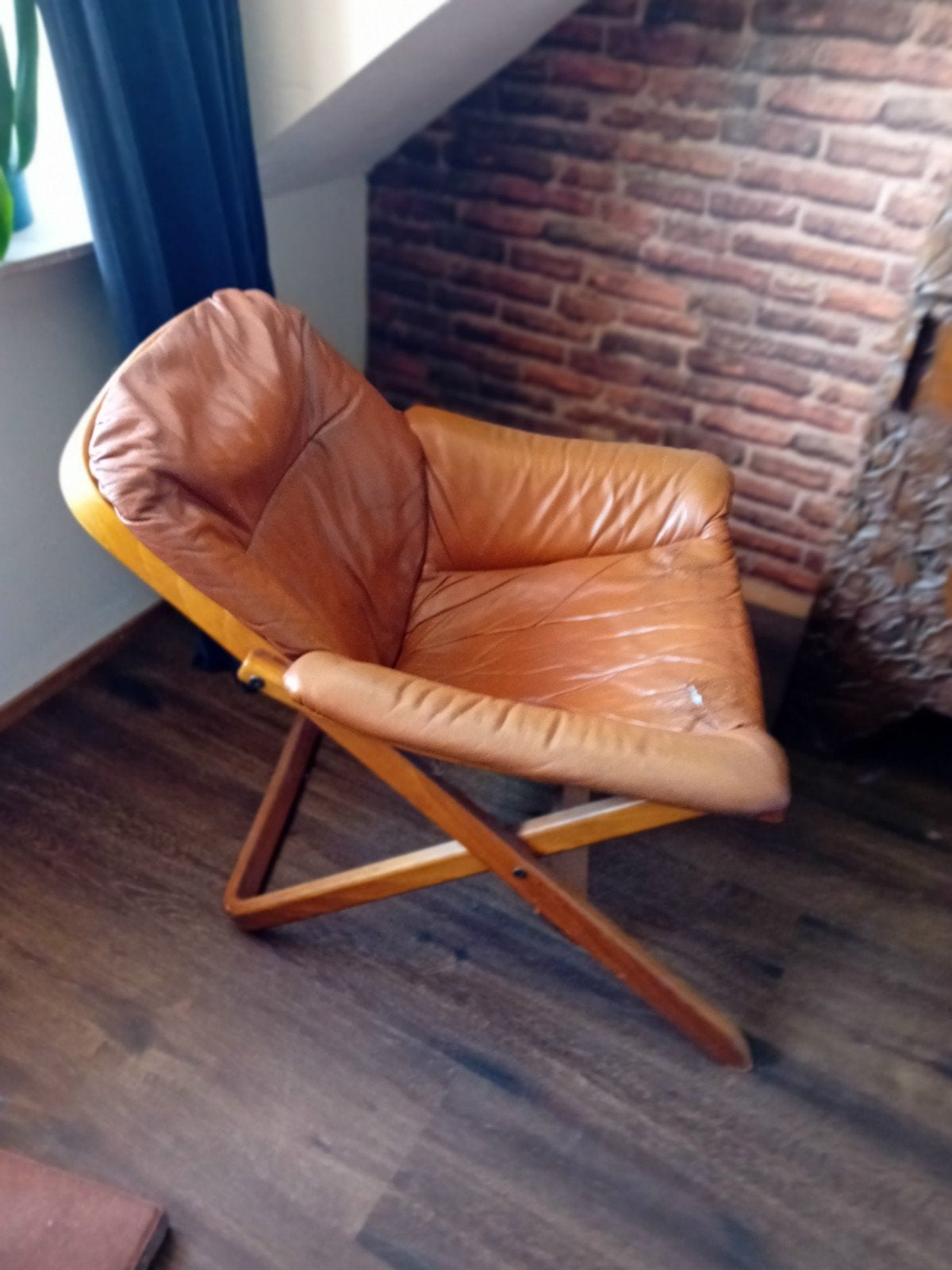 Vintage leren stoel Deens design- Gebruikt met karakter, Huis en Inrichting, Ophalen, Gebruikt, Bruin, Hout