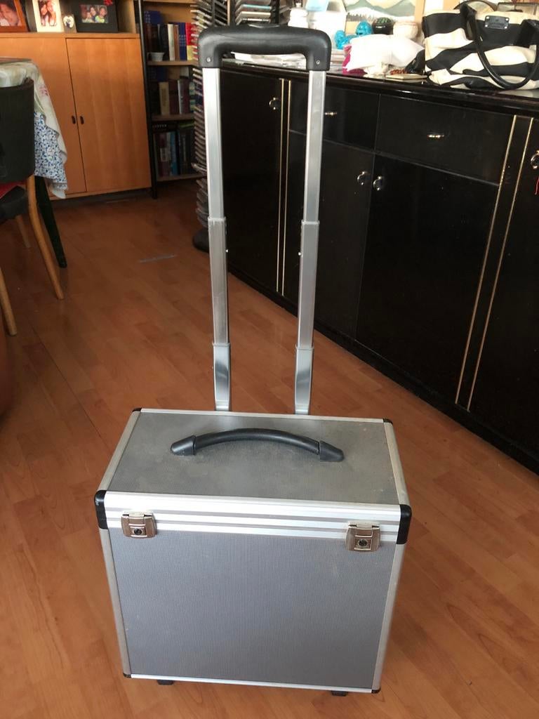 Aluminium koffer op wieltjes met uitschuifbare handgreep, Gebruikt, Minder dan 50 cm, Ophalen of Verzenden, Minder dan 35 cm