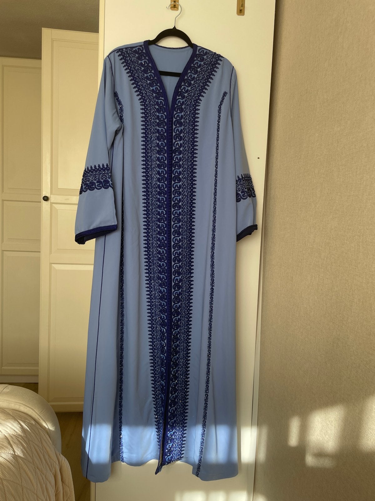 Mooie lichtblauwe abaya met donkerblauwe borduursels, Maat 38/40 (M), Blauw, Ophalen of Verzenden, Zo goed als nieuw