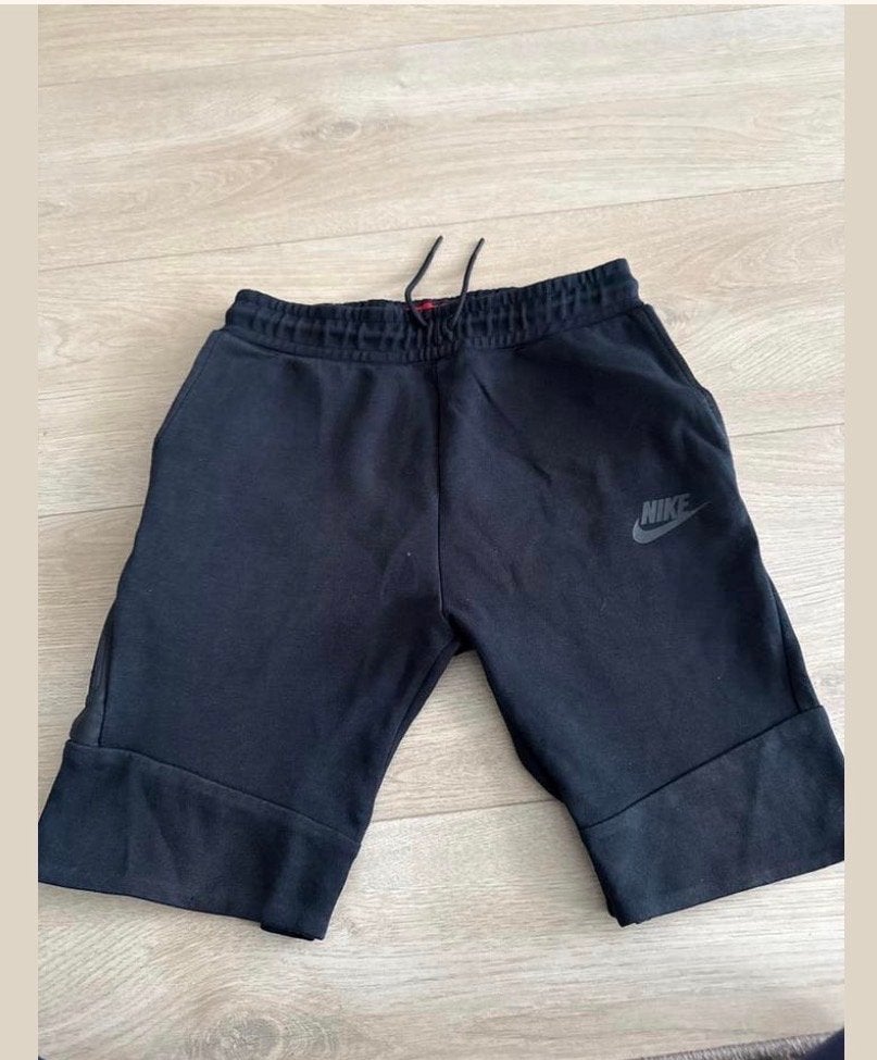 Nike Tech Fleece korte broek - Zwart, Ophalen of Verzenden, Gedragen, Overige maten, Zwart