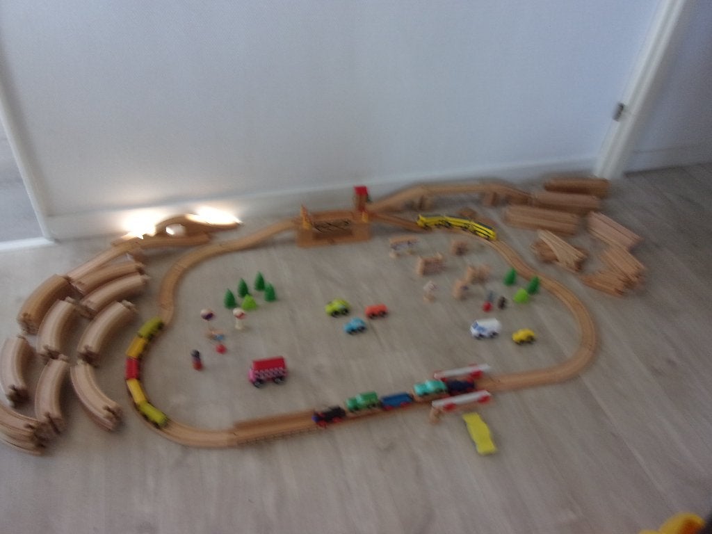 Houten TREINRAILS 160 delig, zeer uitgebeid, in opbergbox, Kinderen en Baby's, Ophalen of Verzenden, Zo goed als nieuw, Overige typen