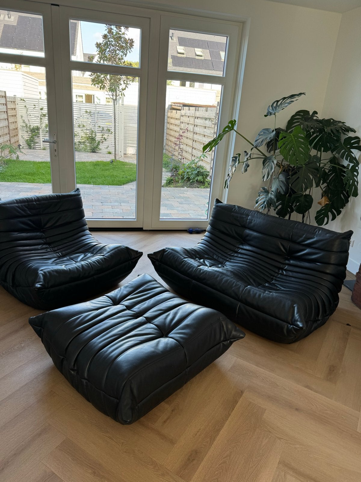 Ligne Roset Togo set: 2x fauteuil, 1x poef (zwart leer), Ophalen, Gebruikt, Leer