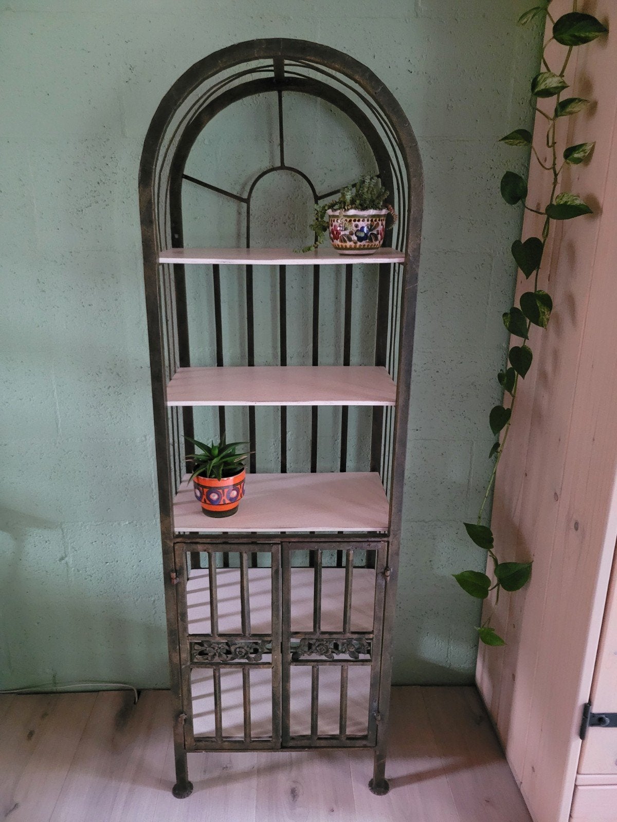 Sierlijk metalen kastje met plankjes, Huis en Inrichting, Ophalen, Vintage, 50 tot 100 cm, 150 tot 200 cm
