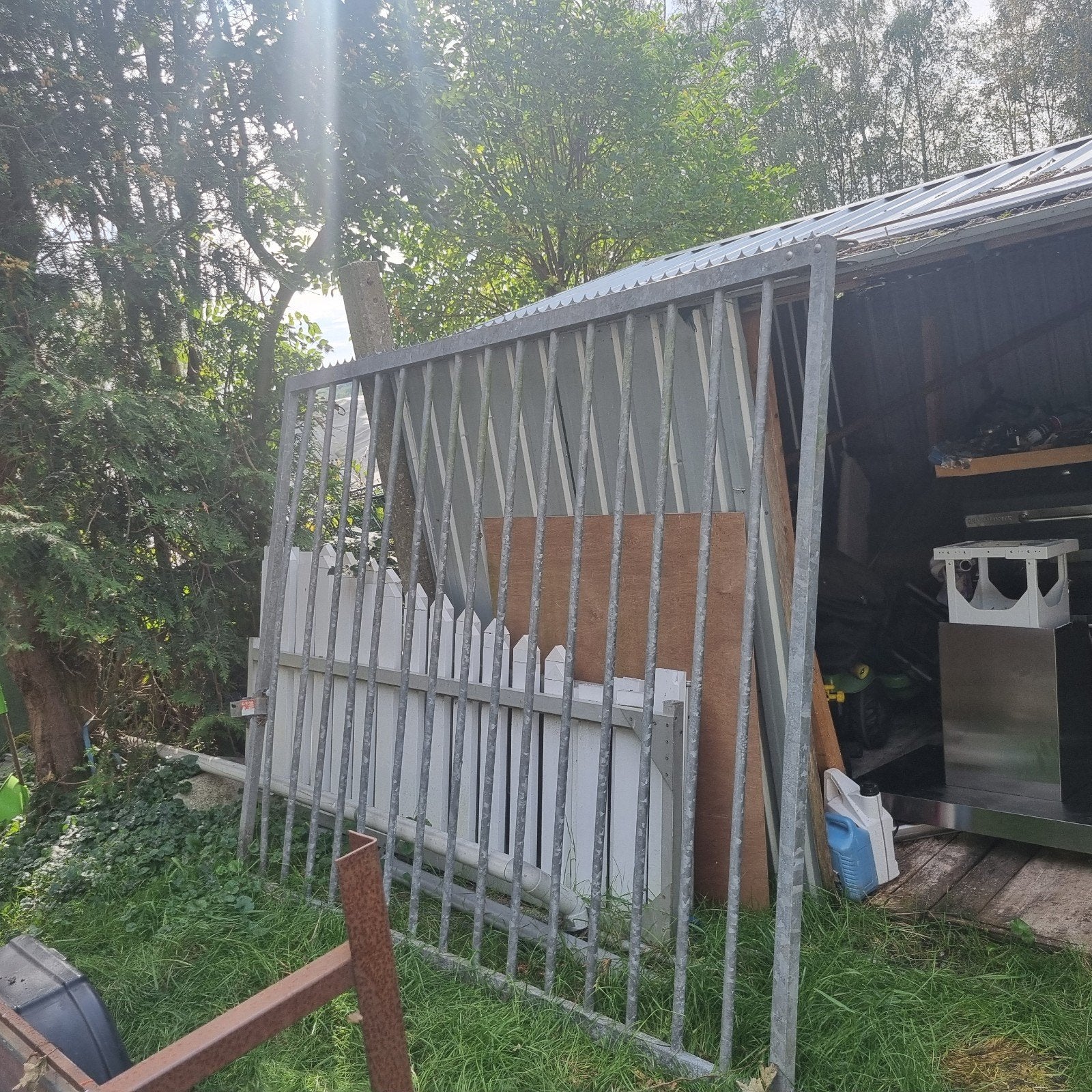 Groot metalen draai hek met puntjes, Ophalen, Gebruikt, IJzer, Spijlenhekwerk