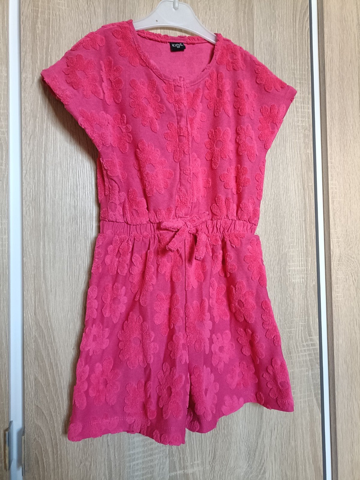 Wibra Kids felroze badstof jumpsuit met bloemen, maat 122, Ophalen of Verzenden, Nieuw, Wibra, Meisje