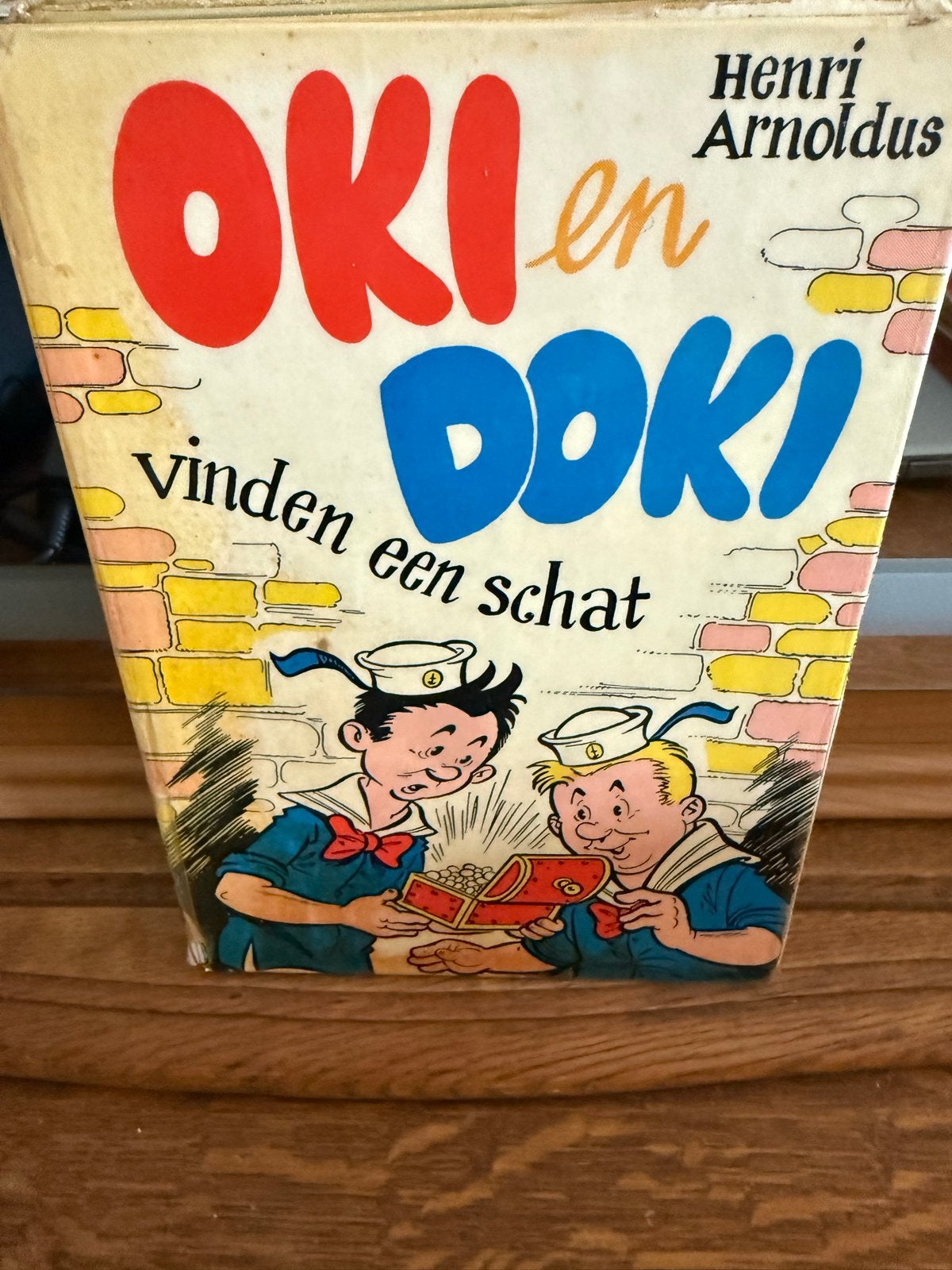 Oki en Doki vinden een schat - Henri Arnoldus, Boeken, Kinderboeken | Jeugd | onder 10 jaar, Ophalen of Verzenden, Gelezen, Fictie algemeen