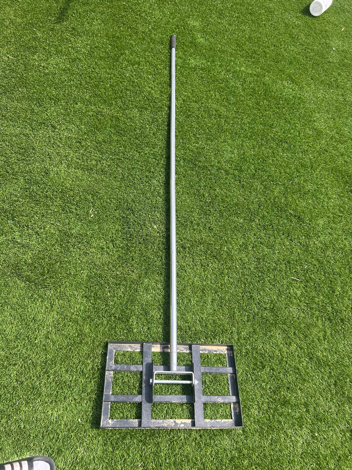 Grasnivelleerder 43x26cm - Gazon egaliseerhark, Ophalen of Verzenden, Gebruikt, Hark