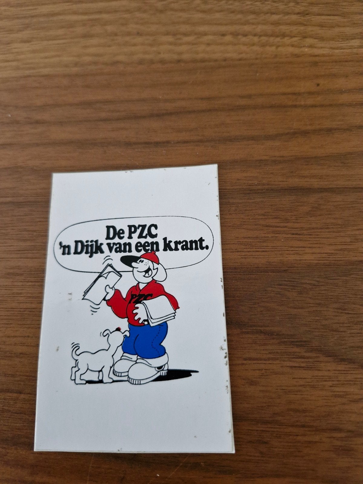 9902 Vintage PZC Sticker - 'n Dijk van een krant, Ophalen of Verzenden, Gebruikt, Overige typen