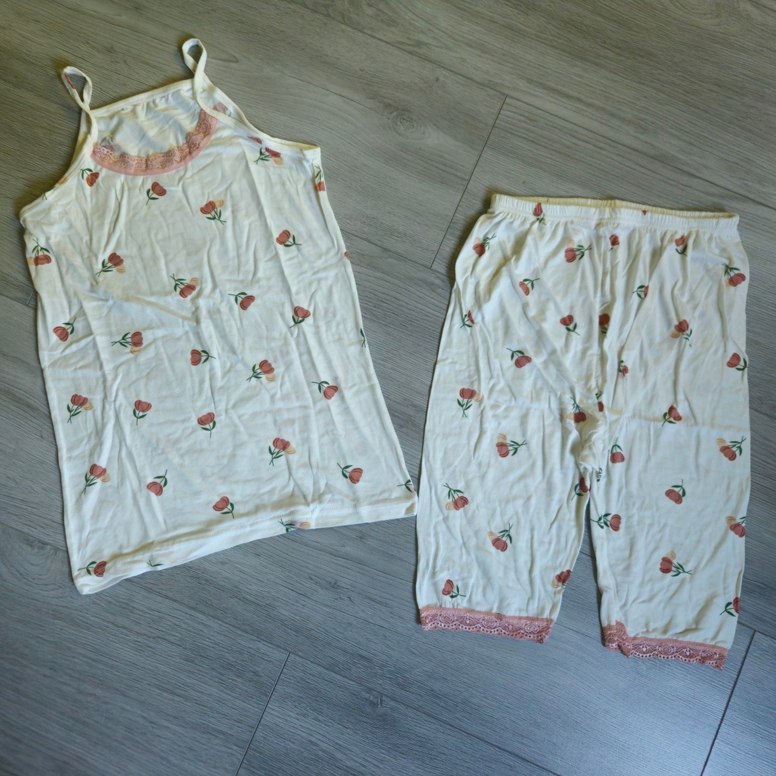 Nieuwe pyjama set met kersenprint en kant maat L, Kleding | Dames, Ophalen of Verzenden, Nieuw