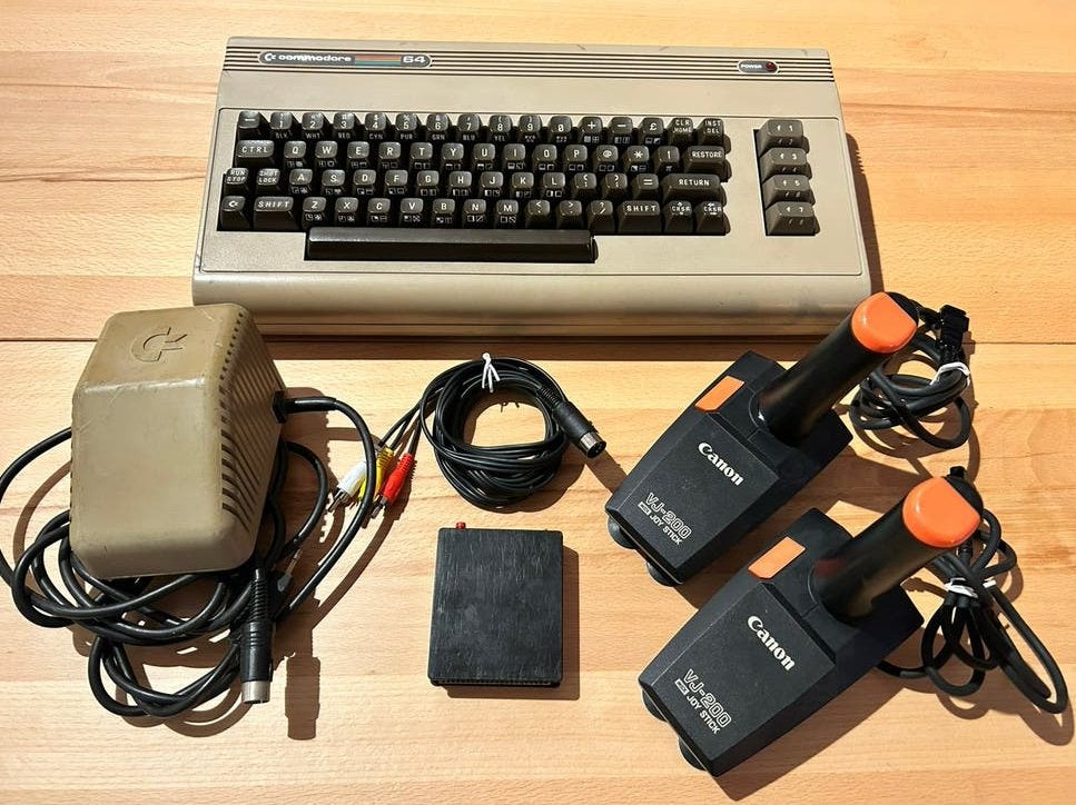 Commodore 64 with accessories. Works fine., Ophalen of Verzenden