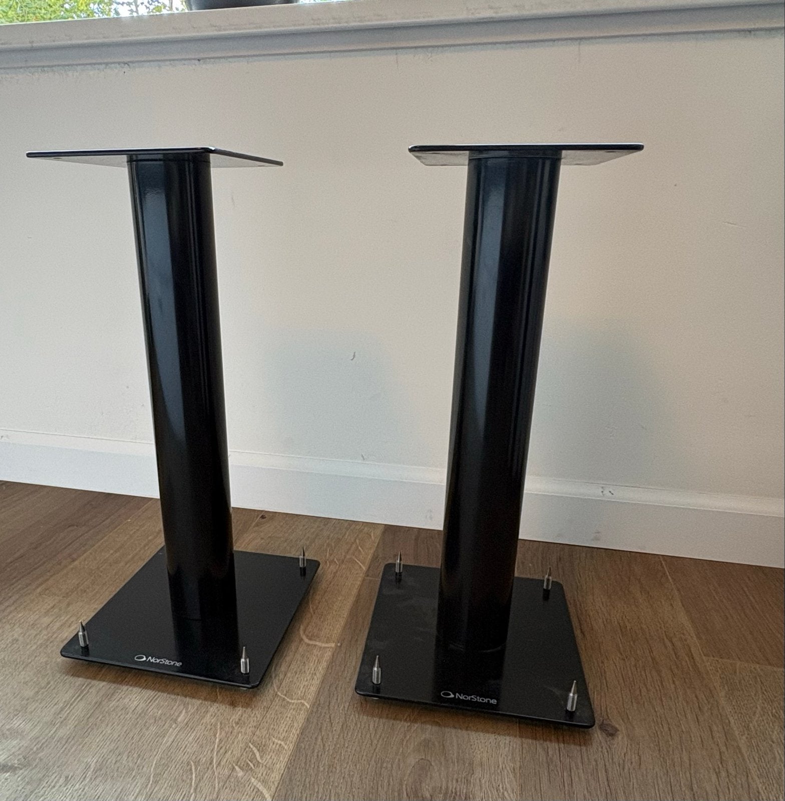 NorStone Stylum 2 Speakerstandaarden - Zwart (Set van 2), Gebruikt, Inclusief standaarden, Boekenplank luidspreker, Ophalen