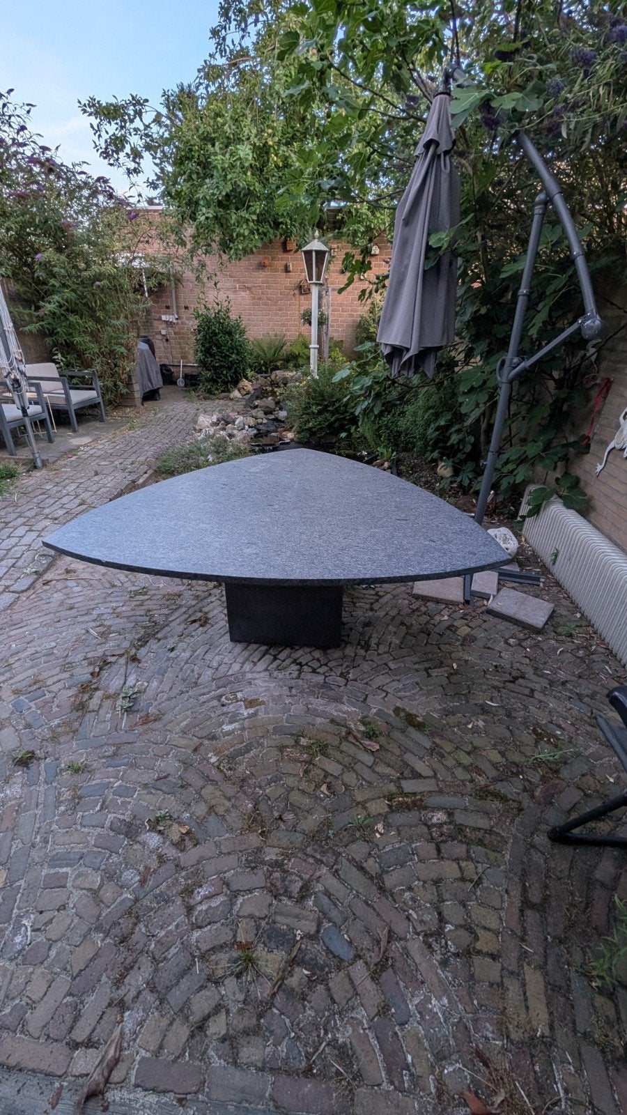Driekhoekige granieten tuintafel voor 6 personen., Tuin en Terras, Tuintafels, Ophalen, Gebruikt, Overige materialen
