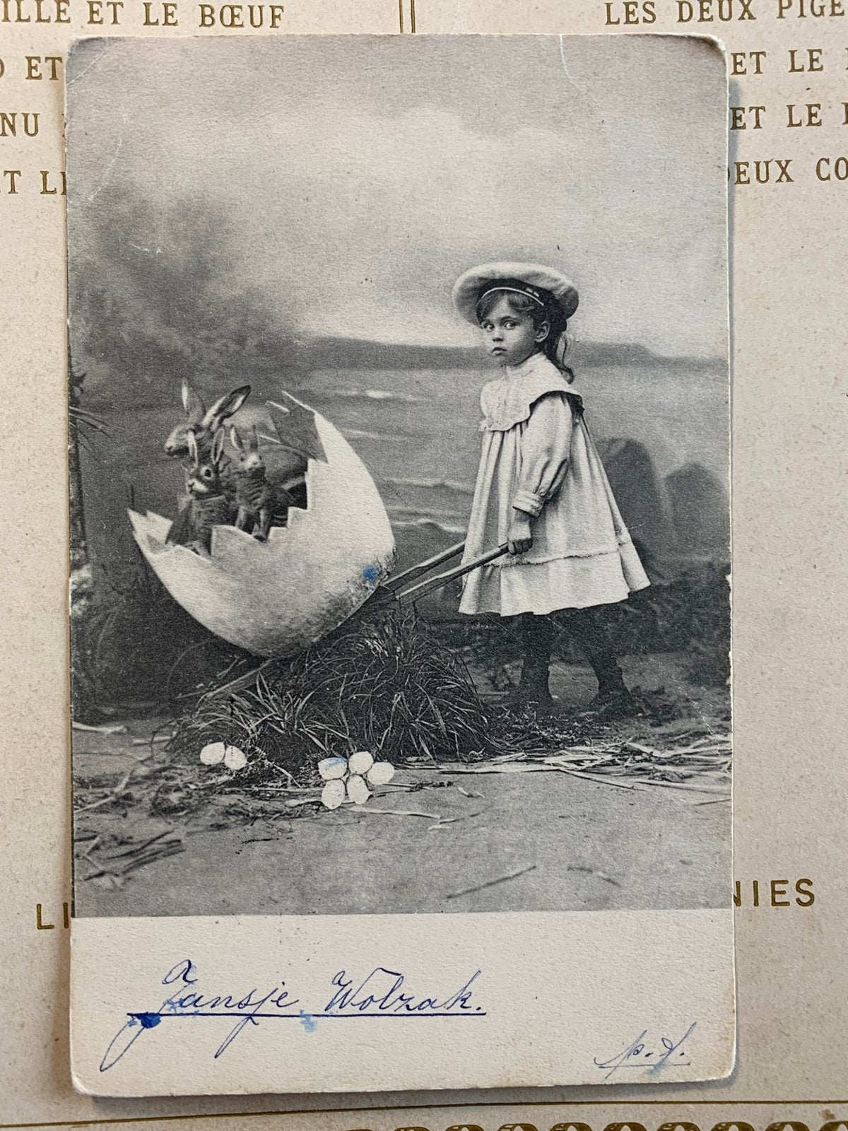 Pasen - meisje kruiwagen ei paashazen (NN), Ophalen of Verzenden, Voor 1920, Gelopen, Feest(dag)