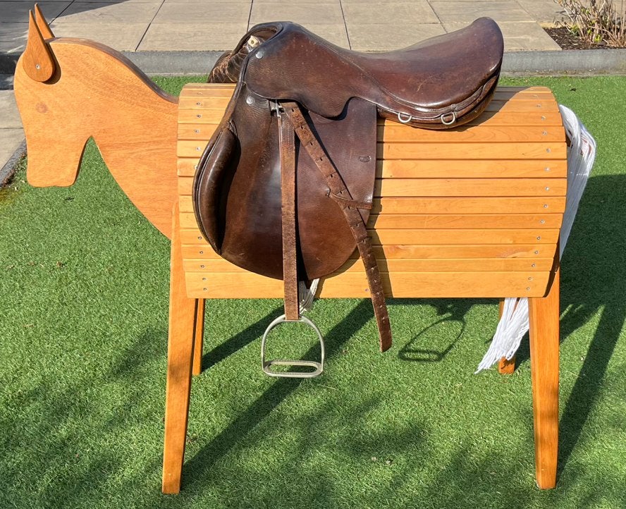Te koop: prachtig hardhouten paard incl. leren zadel, Ophalen, Zo goed als nieuw, Rij- of Hobbelspeelgoed