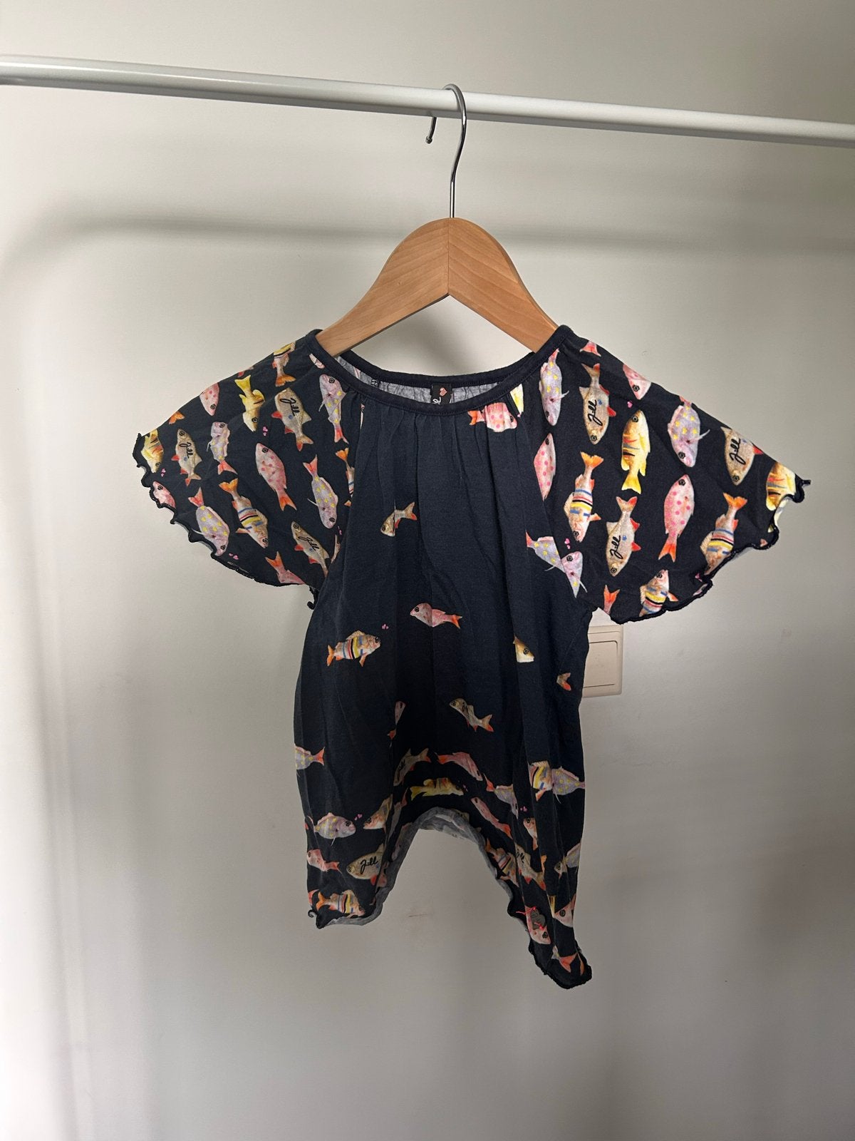 Zwarte top met vissenprint, merk Jill, maat 122/128, Ophalen of Verzenden, Gebruikt, Meisje, Shirt of Longsleeve