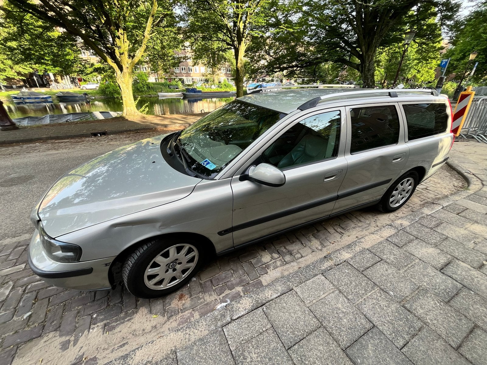 Volvo V70 2.4 140PK 2002 Beige, Auto's, Volvo, Voorwielaandrijving, 1800 kg, Beige, Stationwagon