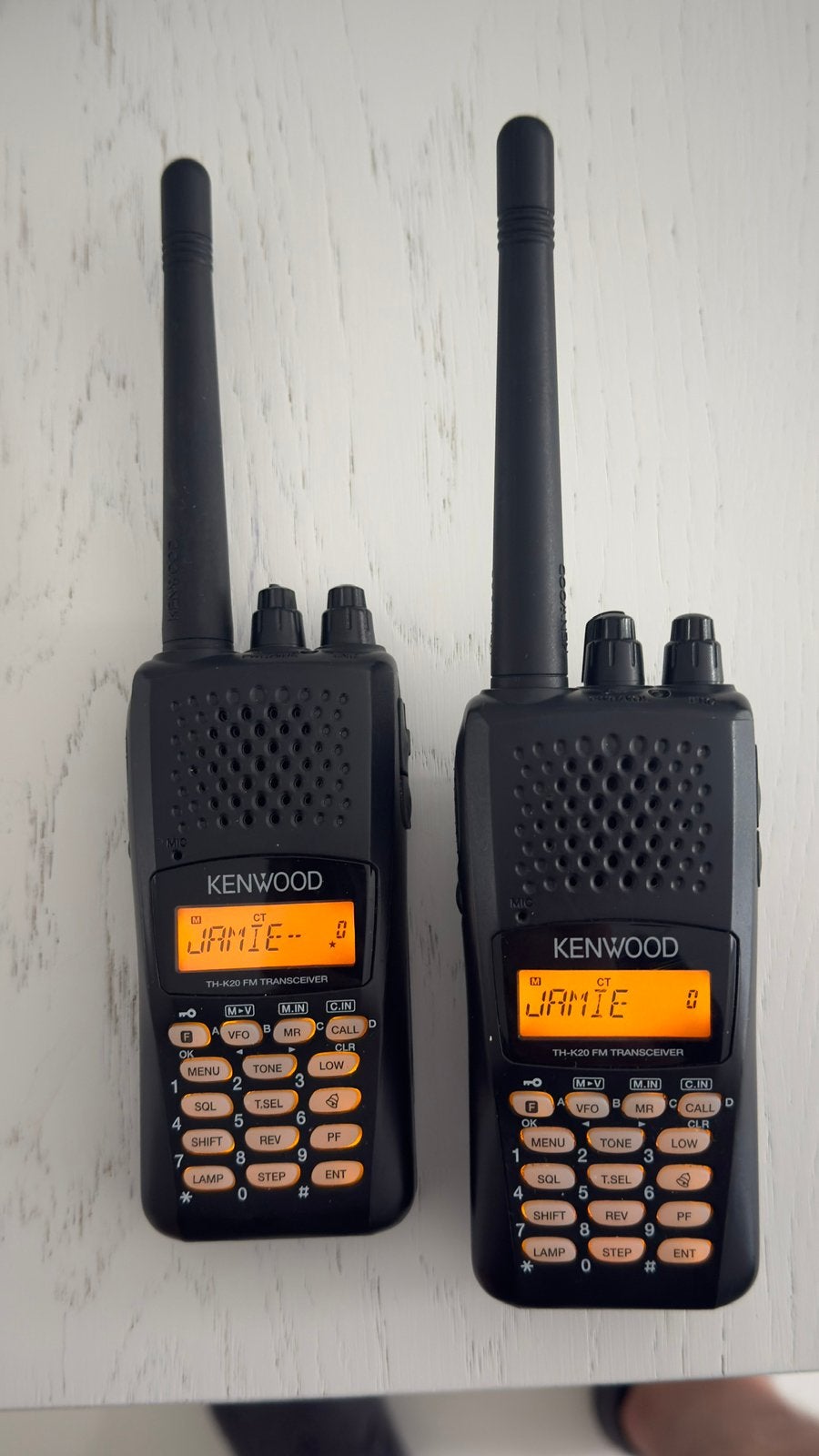 2x Kenwood TH-K20 VHF FM Portable Transceiver walkie talkie, Met broekklem, Ophalen of Verzenden, Zo goed als nieuw, Portofoon of Walkie-talkie