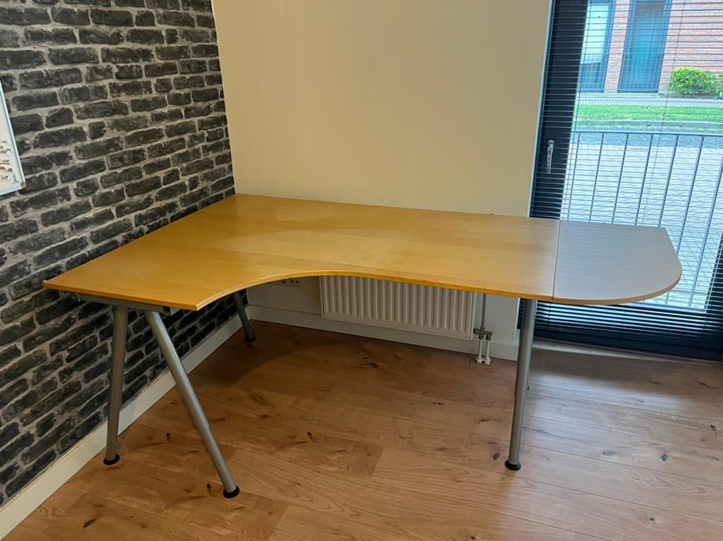 Ruim hoekbureau van IKEA, licht hout, verstelbare poten, Ophalen, Gebruikt, 120 cm, Hout