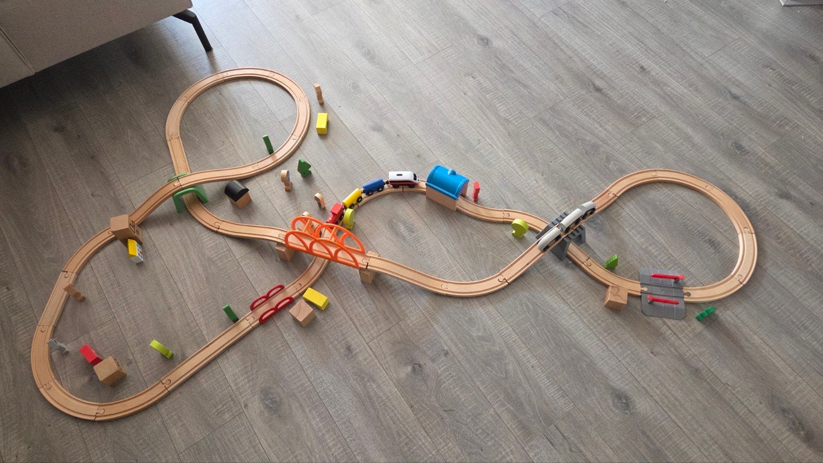 houten treinbaan met zelfrijdende locomotief, Ophalen of Verzenden, Zo goed als nieuw