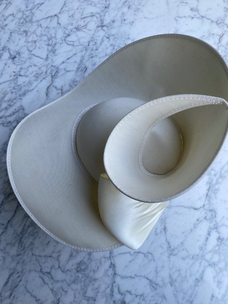 exclusieve witte dameshoed, Kleding | Dames, Ophalen of Verzenden, Zo goed als nieuw, One size fits all