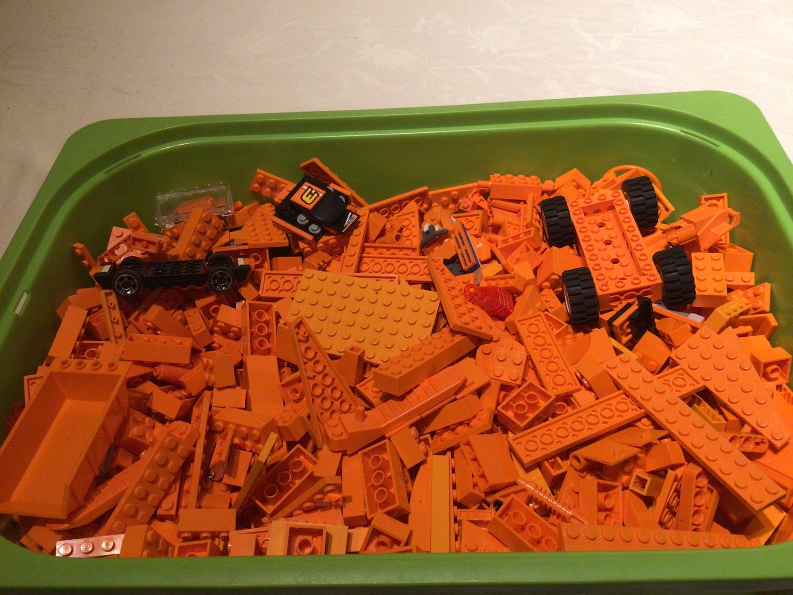 Bak met oranje  lego, Ophalen, Zo goed als nieuw