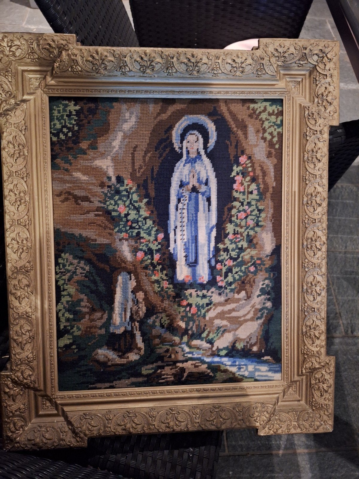 Borduurwerk verschijning van Maria in Lourdes., Ophalen