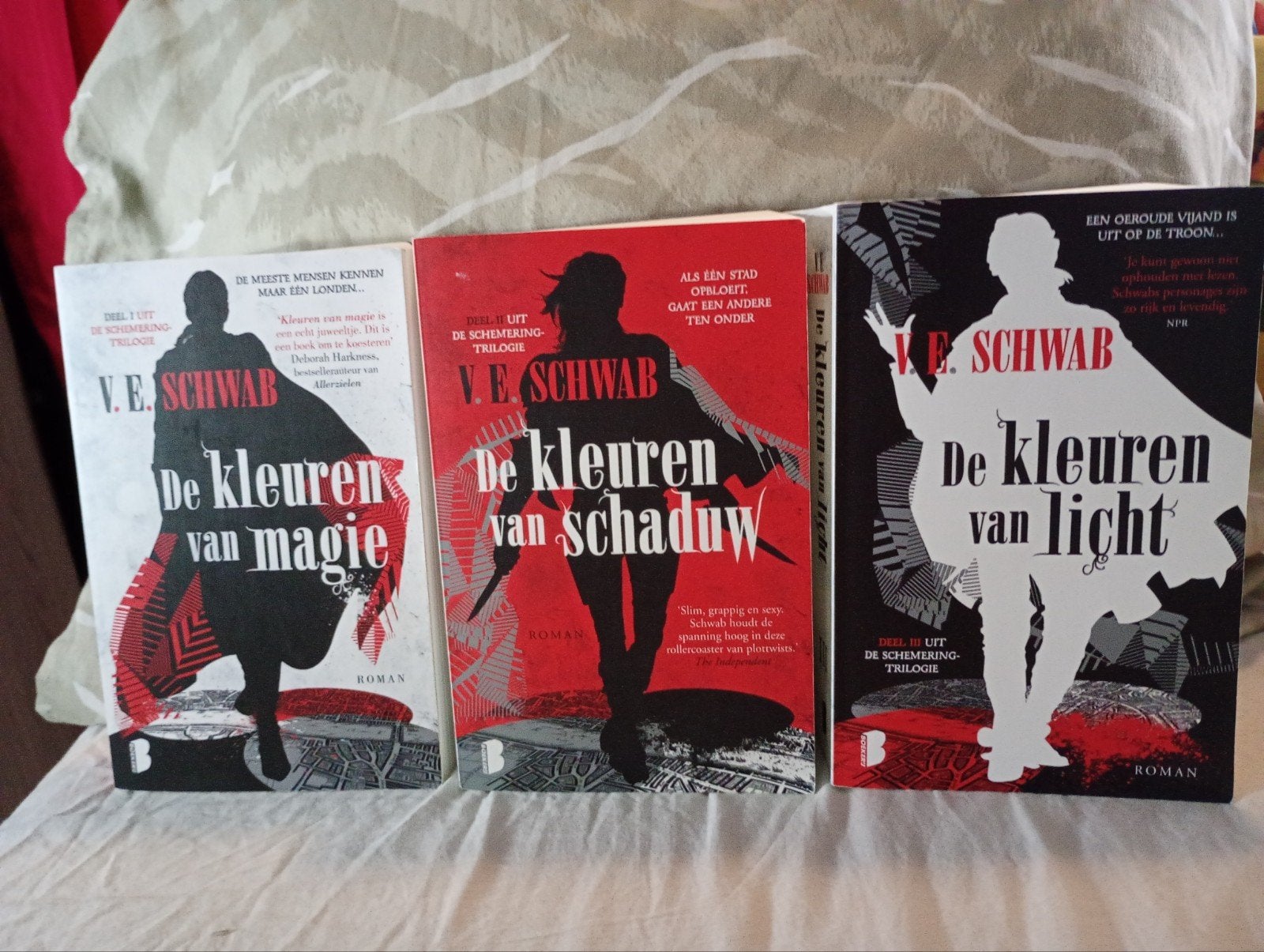 De Kleuren van Magie trilogie - V.E. Schwab (nog erg goed), Ophalen of Verzenden, Gelezen, V.e schwabb