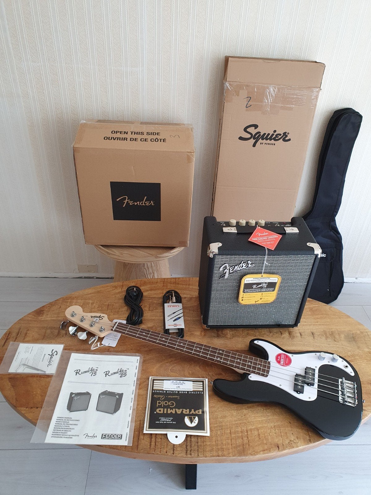 Squier Mini Bass Set + Fender Amp + Pyramid Snaren ZGAN, Ophalen, Nieuw, Solid body, Fender