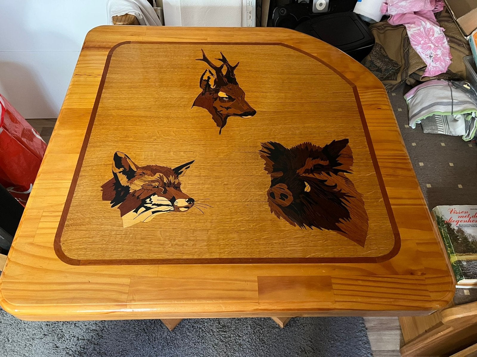 Houten tafel met ingelegde jachttaferelen, Gebruikt, Tot twee personen, Overige vormen, Overige houtsoorten