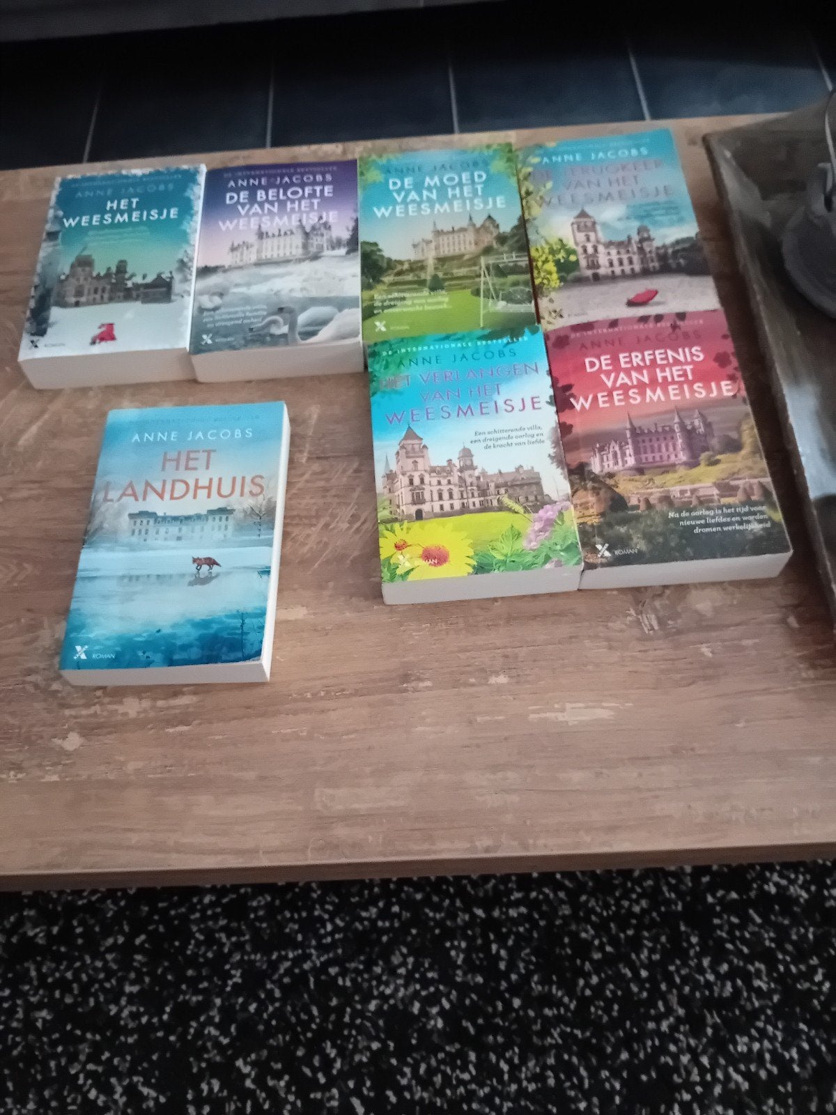 Boeken Anne Jacobs - Het Weesmeisje serie en Het Landhuis, Ophalen of Verzenden, Zo goed als nieuw