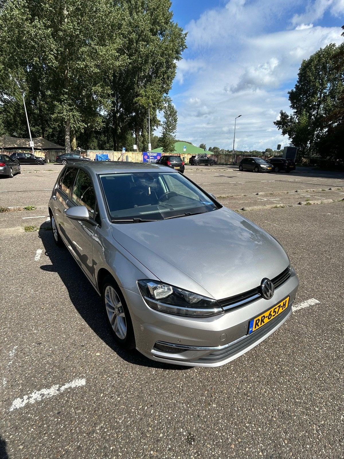 Volkswagen Golf 1.0 TSI 110pk 5D 2018 Grijs, Auto's, Origineel Nederlands, Handgeschakeld, 3 cilinders, Zilver of Grijs