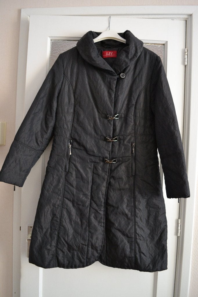 Warme jas van LIV maat 44, Kleding | Dames, Zwart, Maat 42/44 (L), Ophalen of Verzenden, Zo goed als nieuw