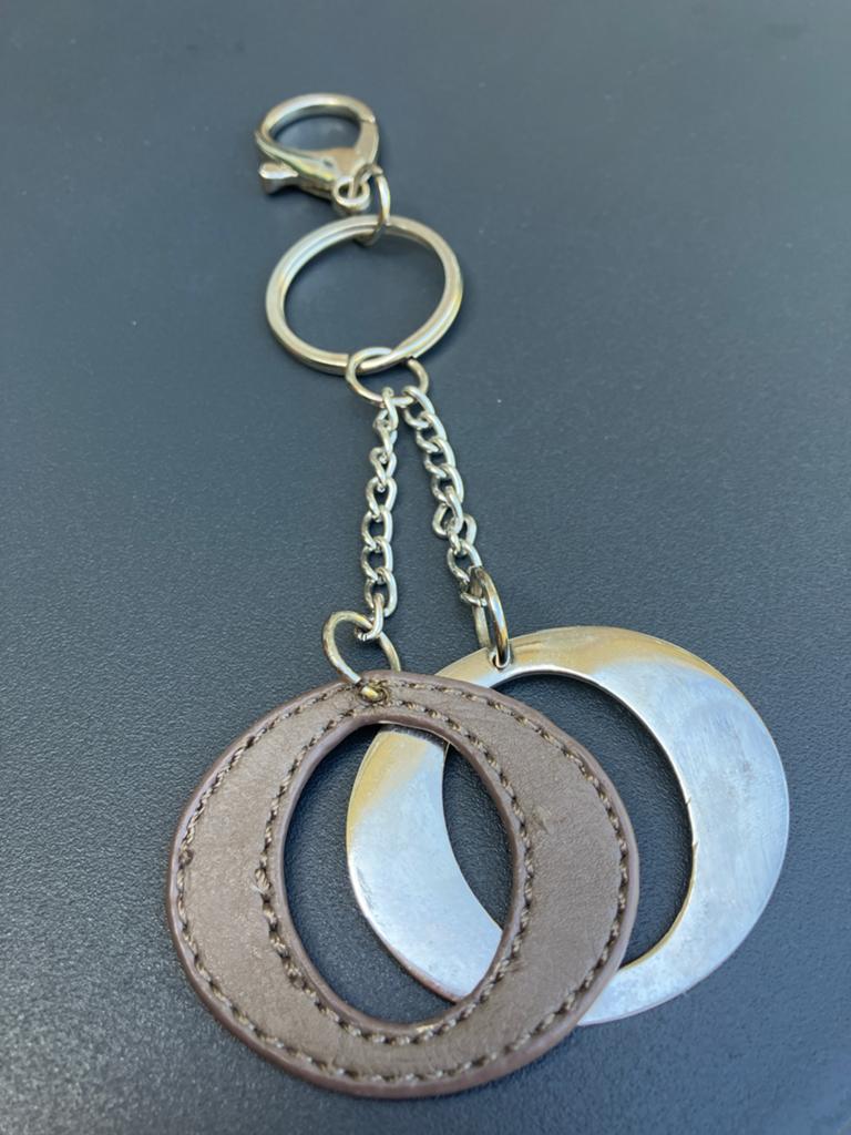 Sleutelhanger met leren en metalen ringen, Ophalen of Verzenden, Gebruikt, Overige typen