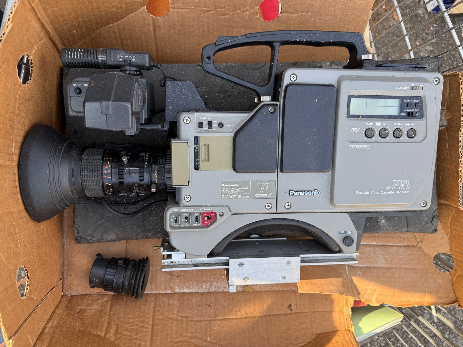 2x Panasonic AG-7450 Filmcamera met accessoires en statief, Ophalen of Verzenden, Niet werkend, Camera, Panasonic