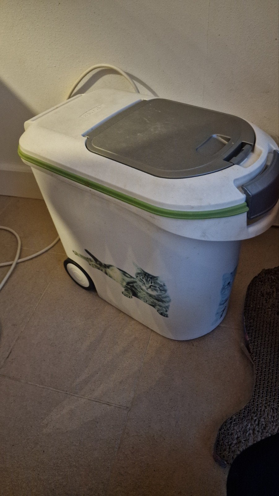 Curver voerton 10kg+ voorraad, Ophalen of Verzenden, Kat