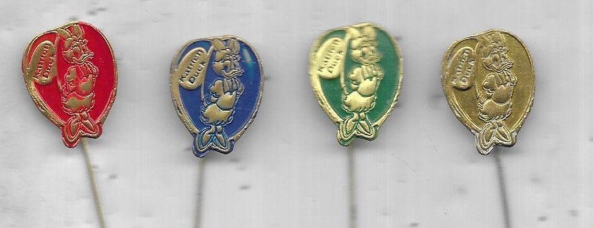 4 STRIP SPELDEN OMA DUCK UIT 1 SERIE, Ophalen of Verzenden, Gebruikt, Merk, Speldje of Pin